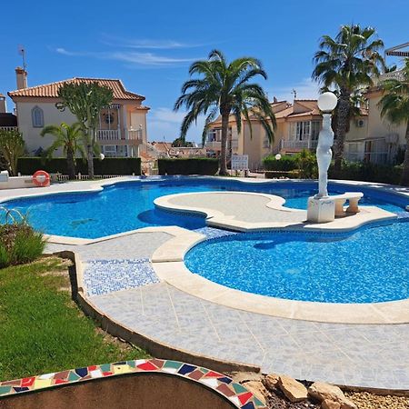 Schoenes Ruhiges Rooftop Apartment Mit Grosser Dachterrasse Torrevieja Ngoại thất bức ảnh