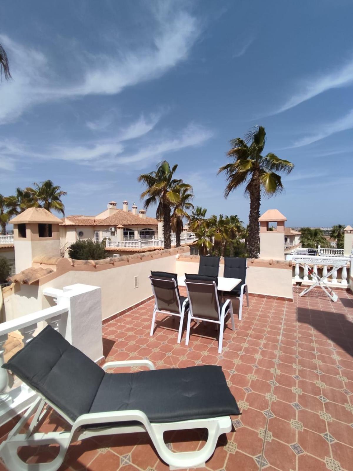Schoenes Ruhiges Rooftop Apartment Mit Grosser Dachterrasse Torrevieja Ngoại thất bức ảnh