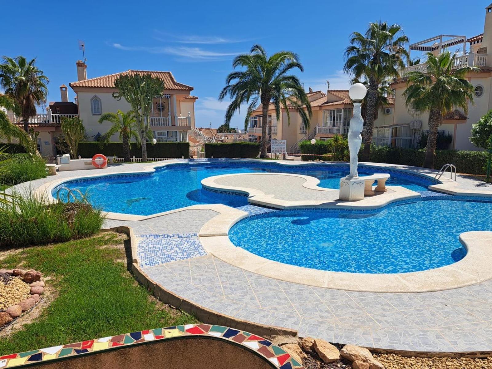 Schoenes Ruhiges Rooftop Apartment Mit Grosser Dachterrasse Torrevieja Ngoại thất bức ảnh