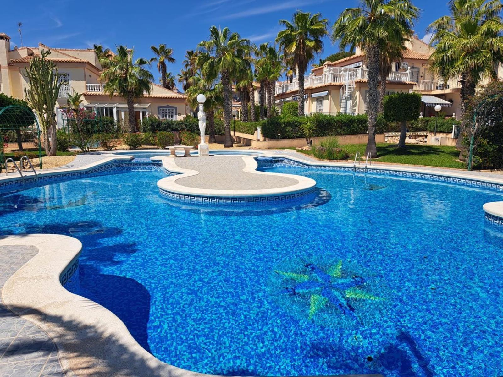 Schoenes Ruhiges Rooftop Apartment Mit Grosser Dachterrasse Torrevieja Ngoại thất bức ảnh