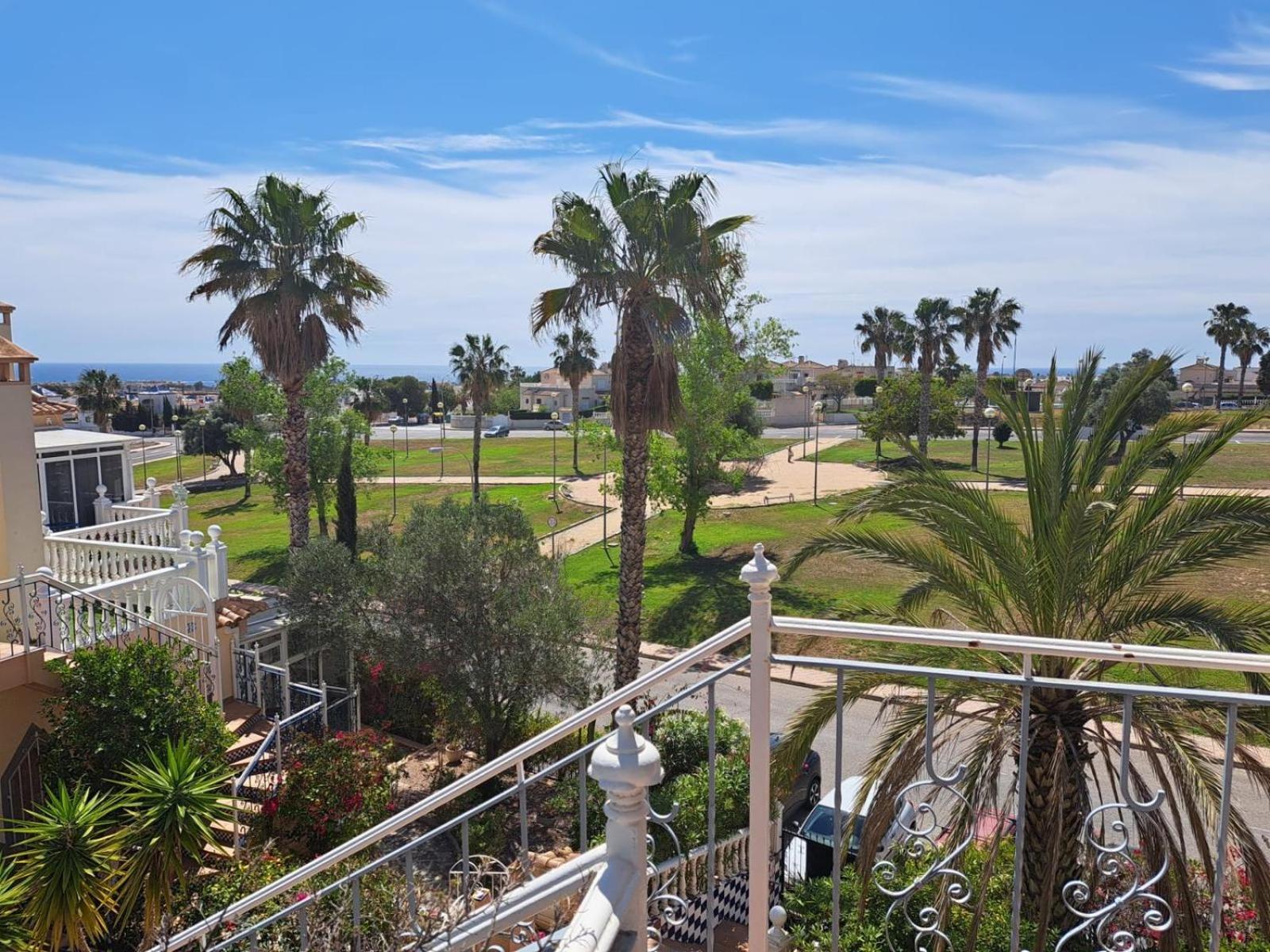 Schoenes Ruhiges Rooftop Apartment Mit Grosser Dachterrasse Torrevieja Ngoại thất bức ảnh