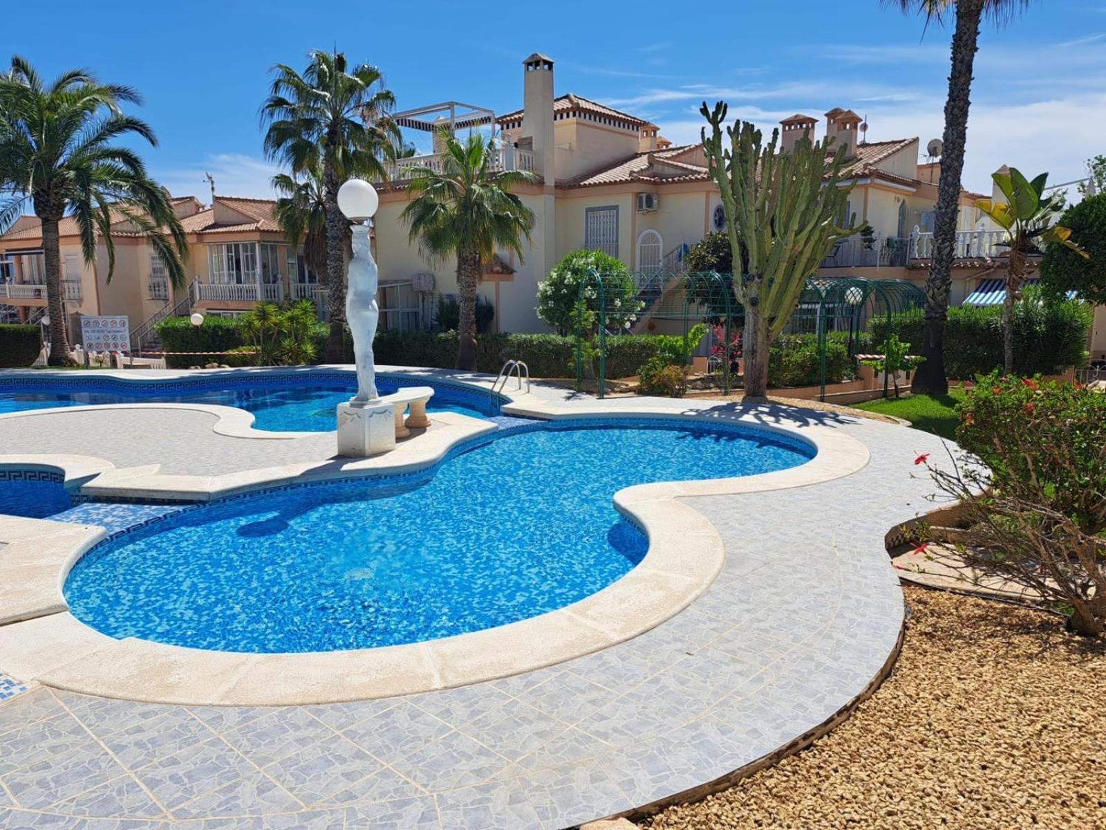 Schoenes Ruhiges Rooftop Apartment Mit Grosser Dachterrasse Torrevieja Ngoại thất bức ảnh